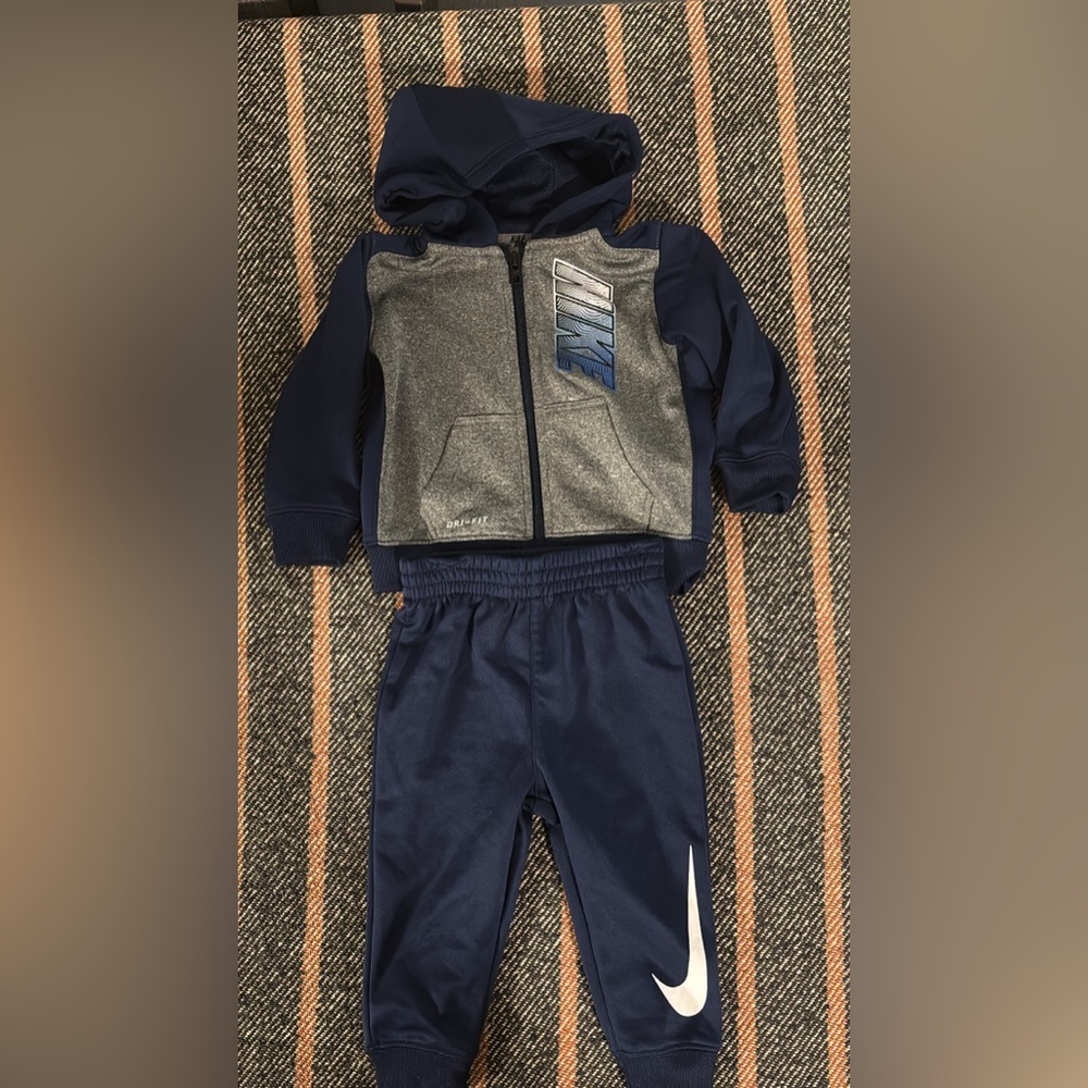 Nike Kids Navy and Gray Set
